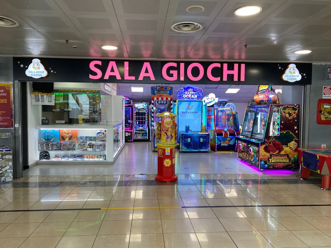 L'ingresso della sala giochi al Centro Commerciale Feronia